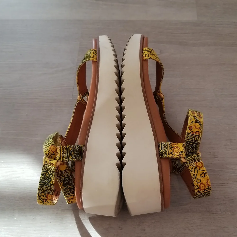 Zodiac Bria Wedge Sandal - Picture 11 of 13